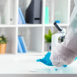 Especialista de limpieza con traje protector preparándose para la limpieza de una oficina médica